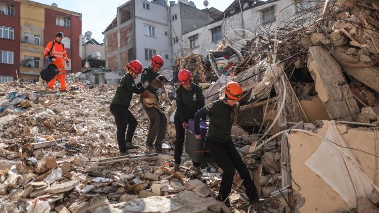 एक शक्तिशाली भूकंप के बाद हायटे में  बचाव अभियान