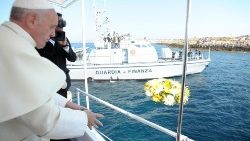 Med anledning av 10-årsdagen av sitt besök i Lampedusa för att kasta ljus på migrationen över Medelhavet uppmanar påven Franciskus kyrkan att gå ut ur sig själv och bli sant profetisk.