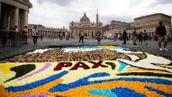 PAX - das lateinische Wort für Frieden - ist mit Blumen auf der Via della Conciliazione vor dem Petersplatz geschrieben