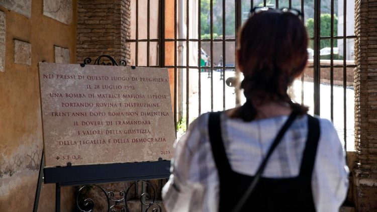 Меморіальна дошка, встановлена в церкві San Giorgio in Velabro в 30-ту річницю атак мафії в Римі
