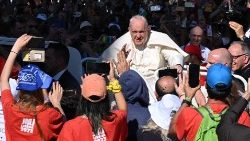 Papa Francesco tra i giovani durante la Gmg 2023 in Portogallo