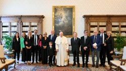 Pri papežu Frančišku dvanajst članska delegacija novinarjev ob priložnosti podelitve nagrade »je novinarstvo«.