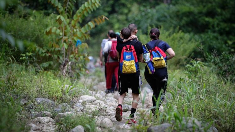 Migrantes venezolanos atraviesan la selva del Darién en Panamá, una de las rutas de migrantes más peligrosas del mundo