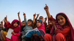 Jeunes filles afghanes dans une école mobile en plein air en octobre 2023