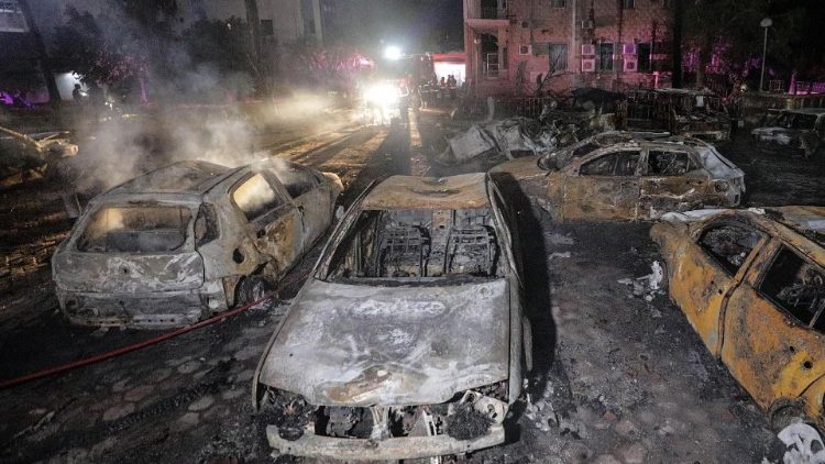 गाजा का अल अहली अस्पताल हवाई हमले के बाद 