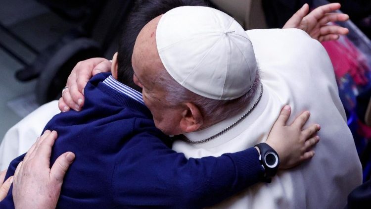 Papst Franziskus umarmt einen kranken Jungen bei einer Audienz im März 2024