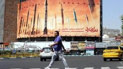 Vallas publicitarias antiisraelíes en Teherán tras las explosiones en los alrededores de la ciudad central de Isfahán