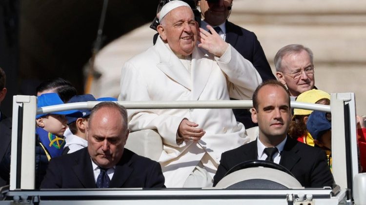 Papst Franziskus bei der Ankunft auf dem Petersplatz an diesem Donnerstagmorgen