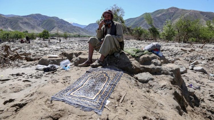 Un Afghan, touché par les inondations attend de l'aide à Borka.