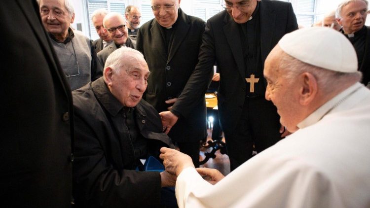 Le Pape a rencontré un prêtre âgé dans l'église Saint-Joseph à Rome en mai 2024. 