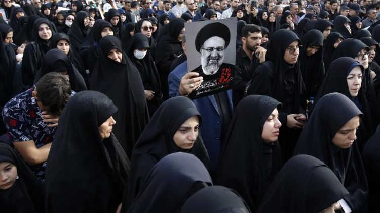 Donne iraniane in lutto per la morte d Raisi