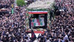 Pohrebná procesia v Tabríze 21. mája 2024