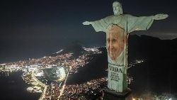 Das Konterfei des Papstes auf die Christus-Statue in Rio de Janeiro projiziert