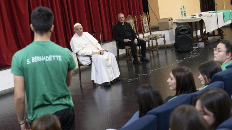 Le Pape François à l'écoute des jeunes à la paroisse Sainte Bernadette de Rome, le 24 mai. 