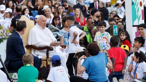 Weltkindertag: Papst und Kinder setzen Friedenszeichen
