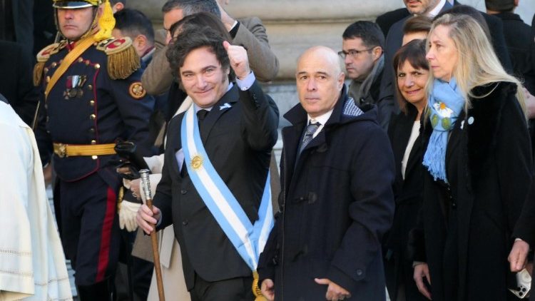 Präsident Milei grüßt am Nationalfeiertag vor der Kathedrale in Buenos Aires seine Unterstützer