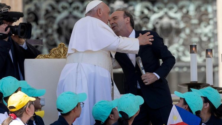 Roberto Benigni embrasse le Pape François