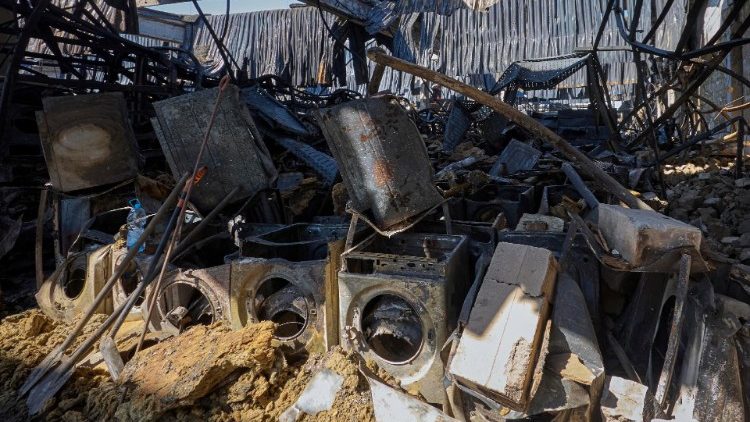 Máquinas de lavar danificadas entre os escombros após o bombardeio de ontem no hipermercado em Kharkiv, Ucrânia, 26 de maio de 2024, em meio à invasão russa. EPA/SERGEY KOZLOV 