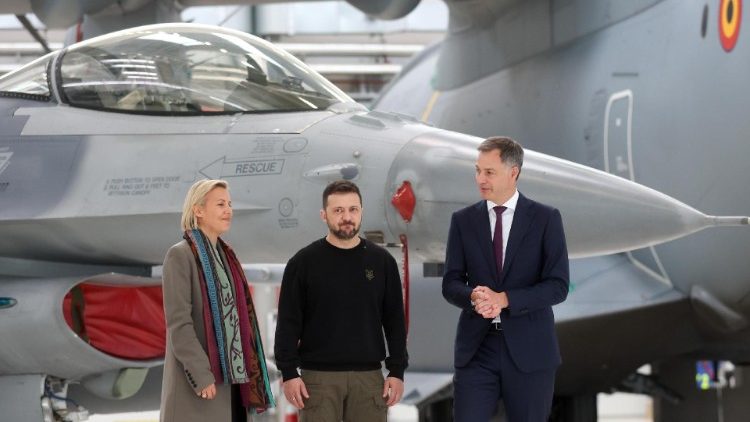 Zelensky e il premier belga De Croo davanti ad uno degli F16 forniti all'Ucraina