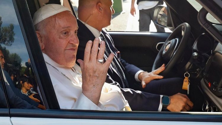 Papst Franziskus am 29. 5. nach einer seiner Begegnung mit Priestern seines Bistums Rom auf dem Rückweg in den Vatikan