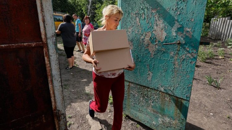 Des volontaires ukrainiens de l'Ordre de Malte distribuent de l'aide vers Kharkiv, le 29 mai.