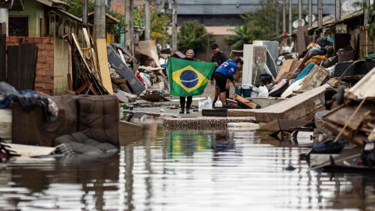 Mutirão de solidariedade e limpeza nas cidades atingidas após enchentes no RS no início de maio