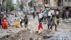  Ulica v haitskem glavnem mestu Port-au-Prince. Misijonarji ostajajo, da bi pomagali ljudem.