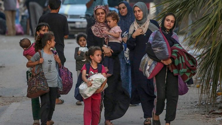 Kvinnor och barn söker skydd i Gaza