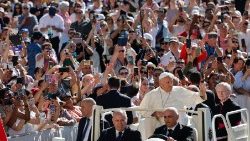 Ferenc pápa megérkezik a kihallgatásra  