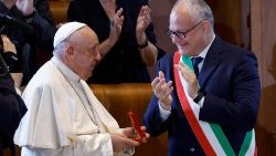 Franziskus mit Roms Bürgermeister Gualtieri an diesem Montagmorgen
