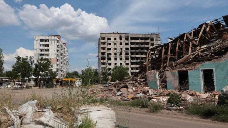 Vista de prédios residenciais danificados por bombardeios em Orikhiv, perto da linha de frente na região de Zaporizhzhia, sudeste da Ucrânia, 10 de junho de 2024. EPA/KATERYNA KLOCHKO