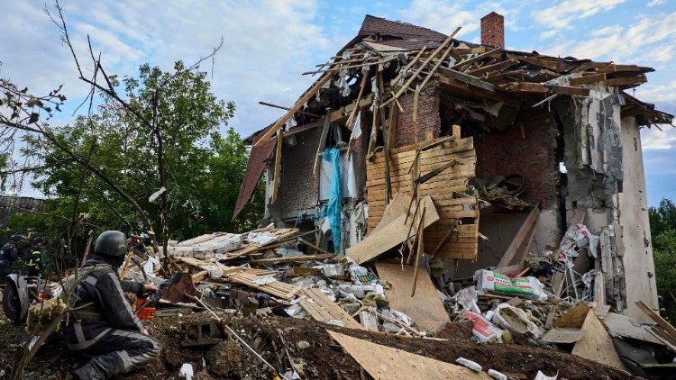 Equipes de resgate ucranianas trabalham no local de um ataque com bomba plana a um prédio privado em Kharkiv, nordeste da Ucrânia, em 10 de junho de 2024. EPA/SERGEY KOZLOV