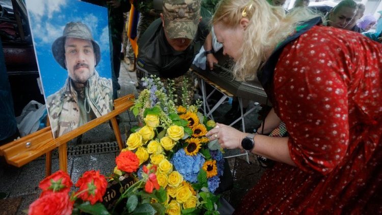 Parentes, amigos e companheiros do militar ucraniano Ivan Paramonov participam de uma cerimônia de despedida na Praça da Independência (Maidan Nezalezhnosti) em Kiev, Ucrânia, em 12 de junho de 2024. Ivan Paramonov foi um ativista nos protestos antigovernamentais no Maidan em 2014, juntou-se como voluntário ao exército ucraniano em fevereiro de 2024 e foi morto no front na região de Kharkiv em 8 de junho de 2024. EPA/SERGEY DOLZHENKO