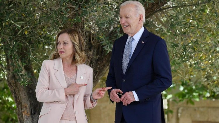 Meloni und US-Präsident Joe Biden beim G7 in Apulien