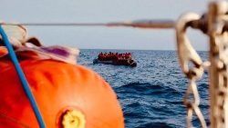 Migranti: ONG soccorre gommone, sbarcati in 47 a Lampedusa