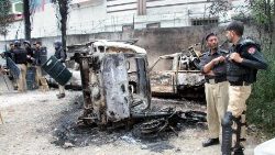 Sicherheitskräfte stehen vor der verbrannten Polizeistation in Madyan Wache