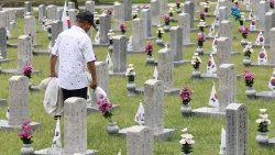 Um visitante presta homenagem ao túmulo de um soldado no cemitério nacional em Seul, Coreia do Sul, em 23 de junho de 2024, dois dias antes do 74º aniversário da eclosão da Guerra da Coreia. EPA/YONHAP