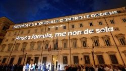 Palazzo Chigi a Roma testimonial di una campagna di sensibilizzazione contro le tossicodipendenze
