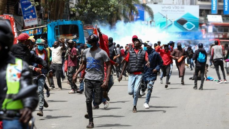 Nuove proteste a Nairobi, la polizia spara lacrimogeni sui manifestanti