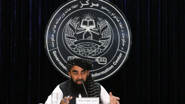 Taliban-Regierungssprecher Zabihullah Mujahid bei einer Pressekonferenz in Doha