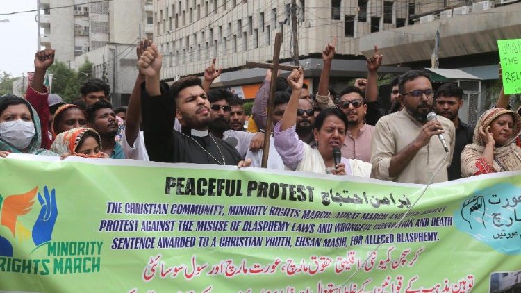 Pakistanische Aktivisten für Minderheitenrechte in Karachi rufen Slogans während eines Protests gegen die Verurteilung von Ehsan Shan