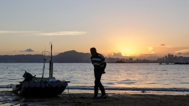 Monseñor Guizzone instó a no olvidar a quienes que trabajan en el mar