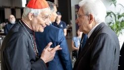 Le cardinal Matteo Zuppi saluant le président italien Sergio Mattarella le 3 juillet à Trieste. 