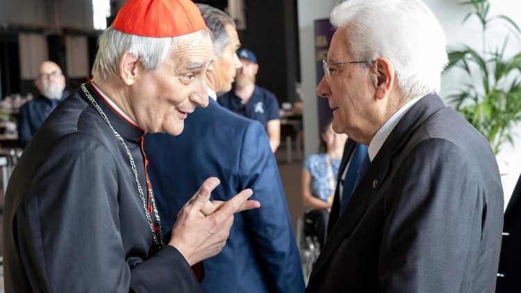 Le cardinal Matteo Zuppi saluant le président italien Sergio Mattarella le 3 juillet à Trieste. 