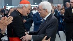 Kardinal Zuppi mit Präsident Mattarella