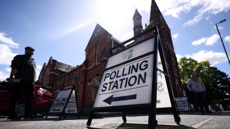 Une photo d'un panneau de direction du bureau de vote pour les élections générales britanniques. 