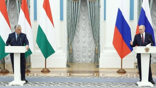 Il premier ungherese Orban, a sinistra, e il presidente russo Vladimir Putin