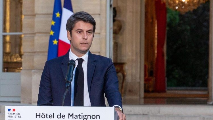 Le premier ministre français Gabriel Attal s'adressant aux médias, après l'annonce des résultats du second tour des élections législatives à l'hôtel Matignon à Paris, dimanche 07 juillet 2024.