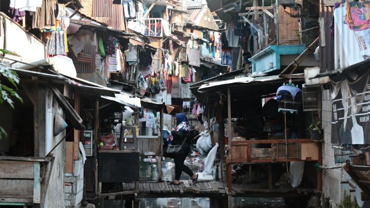 Uno slum a Giacarta, capitale dell'Indonesia