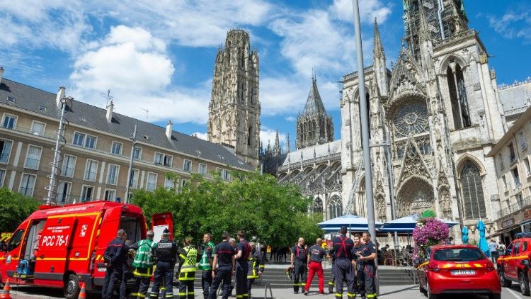 Feuerwehrleute rückten am Donnerstag an, nachdem im Kirchturm ein Brand ausgebrochen war